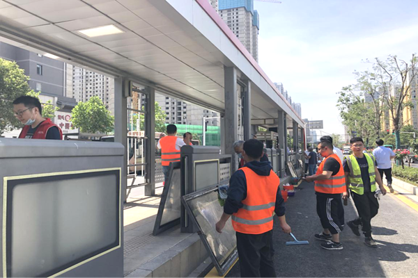 中共郑州赫喆文化传播有限公司团支部组织学习“三项工程一项管理”实施意见召开“BRT站台环境设施改造”主题活动