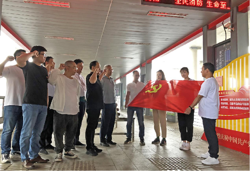 赫喆团支部组织召开“老党员重温入党誓词”主题活动