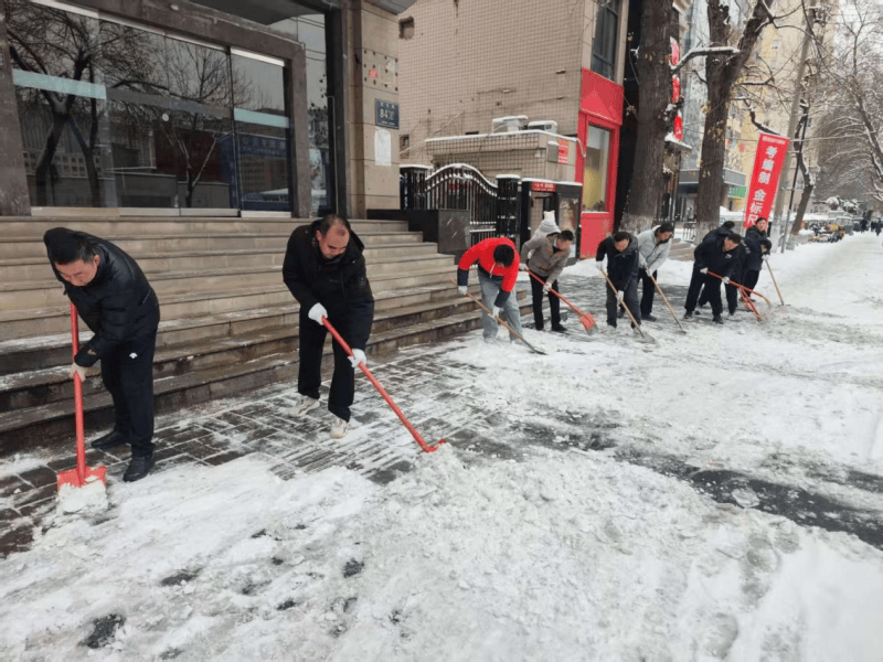 联合团支部清雪除冰保畅通 为民扫出安全路